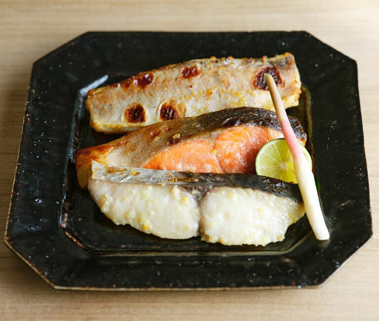 近新 多宝庵 西京・粕漬け六切れ詰合せ〈西京味噌漬け(甘鯛2切、鰆2切)、粕漬け(鮭2切)〉4,800円。