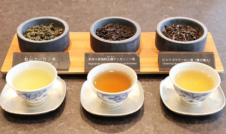 老舗の台湾ウーロン茶専門店「王德傳(ワンダーチュアン)」のティーサロンでは、茶師がいれた台湾茶で利き茶を楽しめる。3種のウーロン茶が堪能できる「ウーロン茶セット」 3,800円。