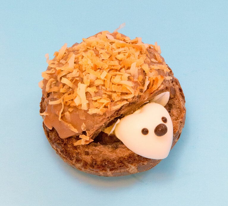 コロンとかわいいハリネズミのフォルムに、ローストしたココナッツの針や中に詰まったパイナップル味のカスタードクリームがハワイらしいテイストの「パインココヘッジホッグ」4.25ドル。