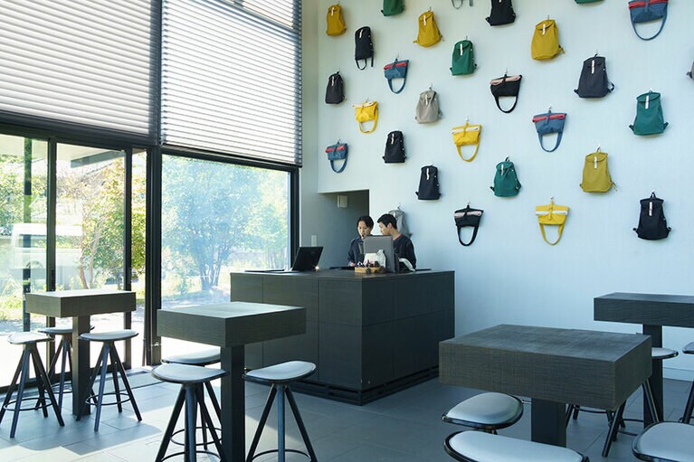 麓のレセプションで、グランピングを楽しむアイテムが入ったリュックを選ぶ。