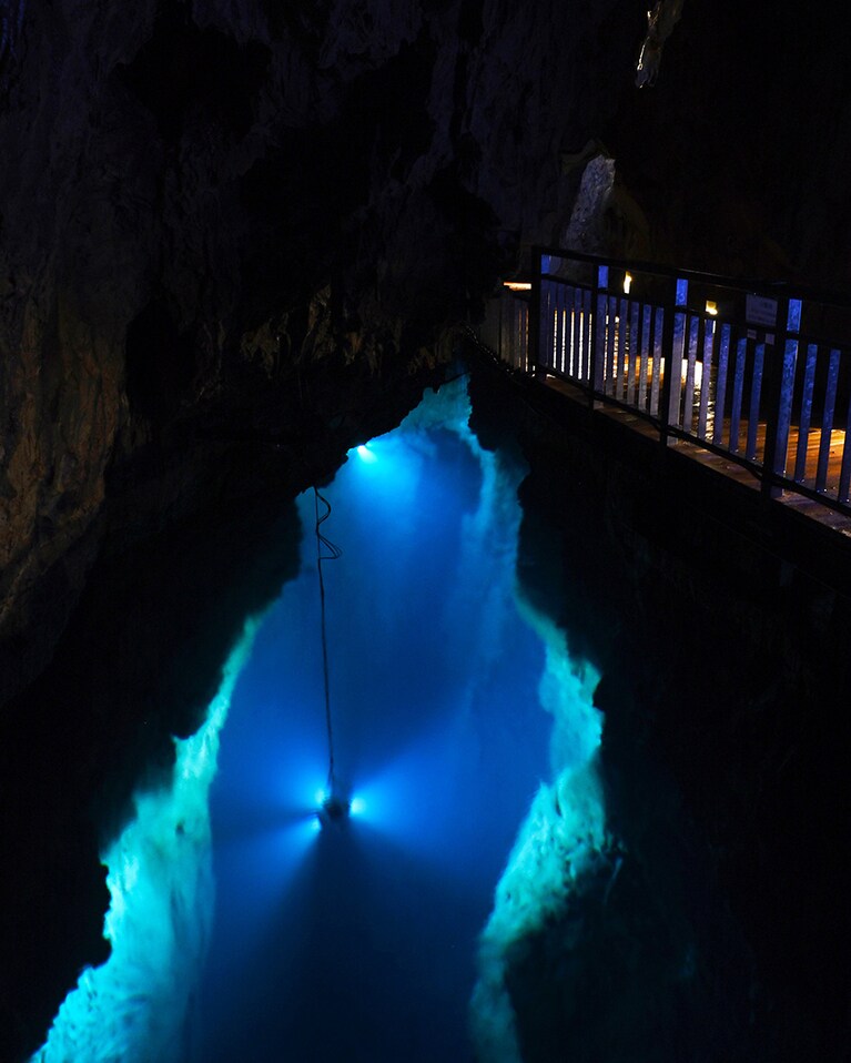 龍泉洞●日本三大鍾乳洞のひとつに数えられ、国指定天然記念物にもなっている「龍泉洞」。その全長は約5000メートルにも及ぶと推定され、現在も調査活動が続けられているそう。地底湖が湛える神秘的な「ドラゴンブルー」が美しい。写真は第2地底湖。