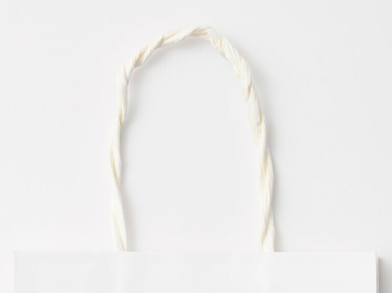 ネジネジされている紙袋の持ち手。