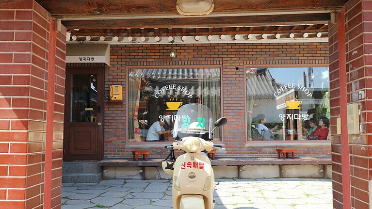 オブジェのように置かれたレトロなバイクが目印。