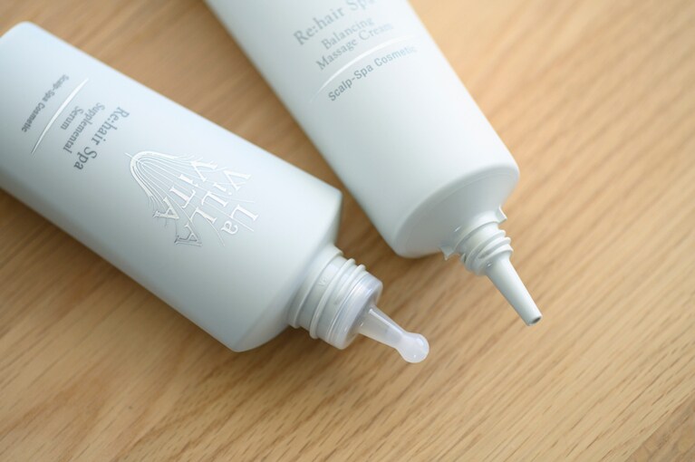 シャンプー以外の頭皮に直接つけるアイテムは、頭皮に密着させて塗れるよう細いノズルになっている。