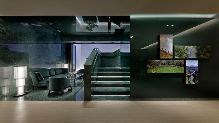 階段の奥に自然光が差し込むドライエリアがあり、ソファに座って庭園を観賞できる。