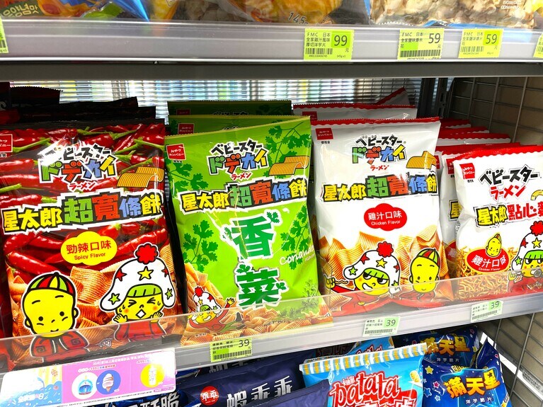 ベビースターもいろいろな種類が揃っています。パッケージに描かれたキャラクターの名前は、日本では「ホシオくん」、台湾では「星太郎」。