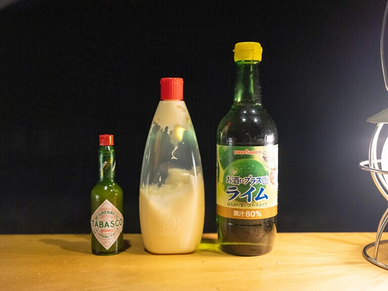 左からハラペーニョソース、マヨネーズ、ライムジュース。ハラペーニョソースとライムジュースはお好みで量を増やしてもOK。