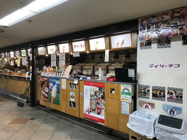 右がソフトクリーム、左が立ち食いそばのコーナー