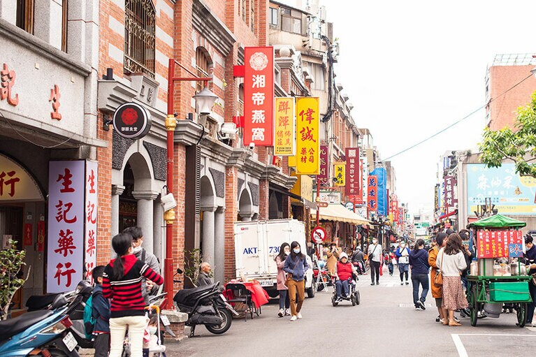 飲食店や雑貨店が多く、観光に人気の永康街。滞在中に一度は立ち寄りたい観光スポット・迪化街も徒歩圏内。