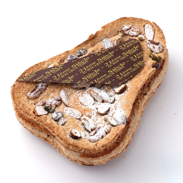 ガトー・21世紀 2,800円。クルミを加えたダックワーズ生地で、キャラメルのバタークリームとラム酒漬けレーズンをサンド。