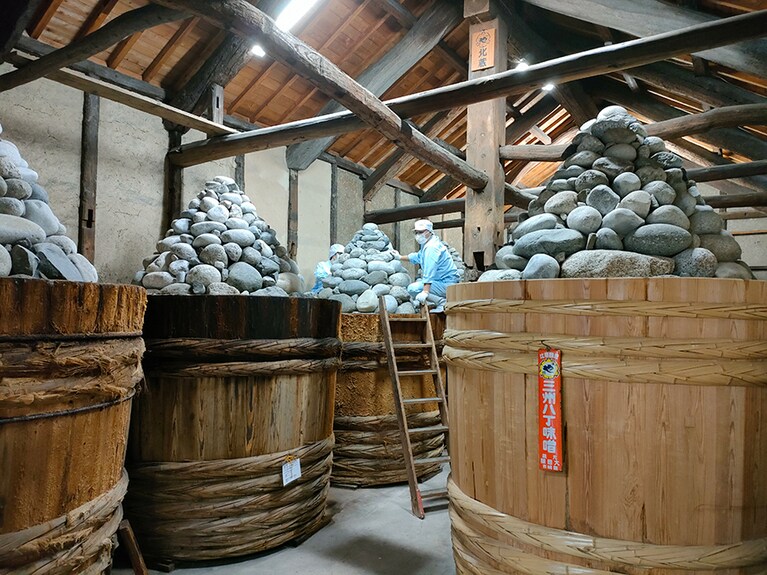 「石には顔がある」と、一つひとつ熟練の技で職人が積み上げる。