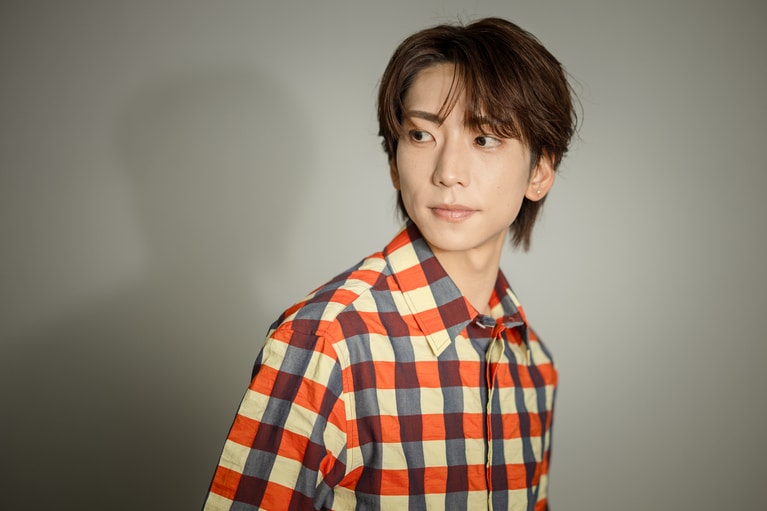 IMP.鈴木大河の“推し肌ケア”は朝晩のミルククレンジング。内側から溢れる美しさの秘訣は日々のメンテナンス