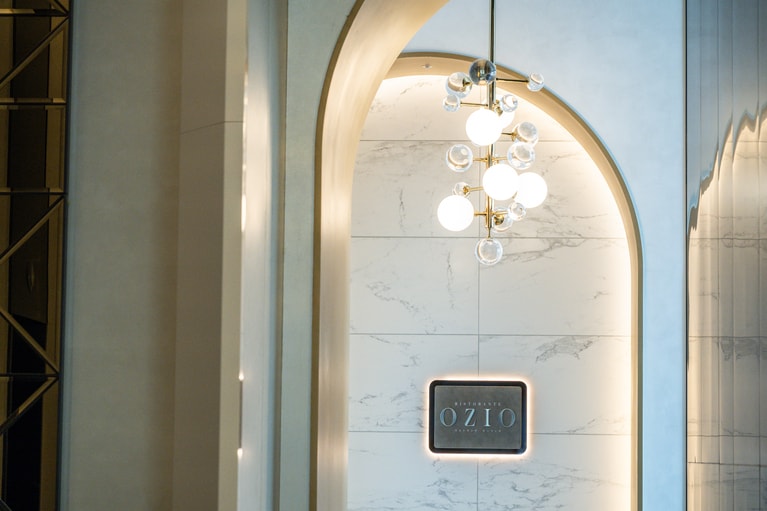 RISTORANTE OZIOのエントランス。