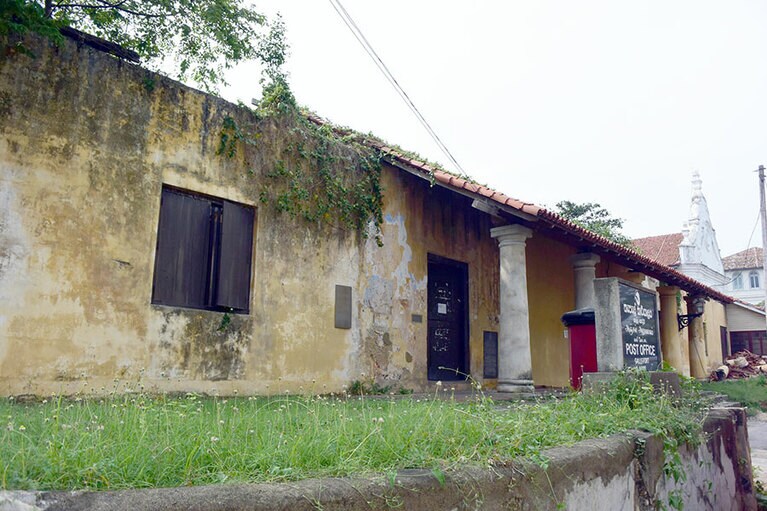 ゴールの街並みの特徴といえば、マスタードカラーの外壁。こちら現役の郵便局。