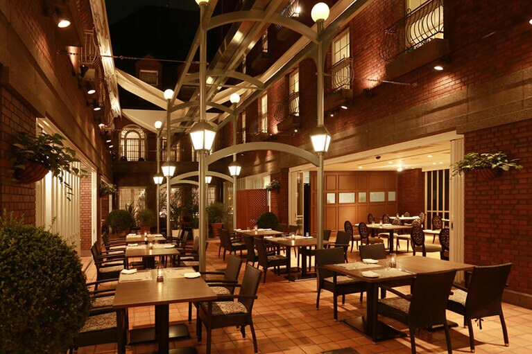 ナイトデザートブッフェは、ヨーロッパの街並みをイメージした、ダイニング「イグレック」のパティオ(中庭)で開催される。