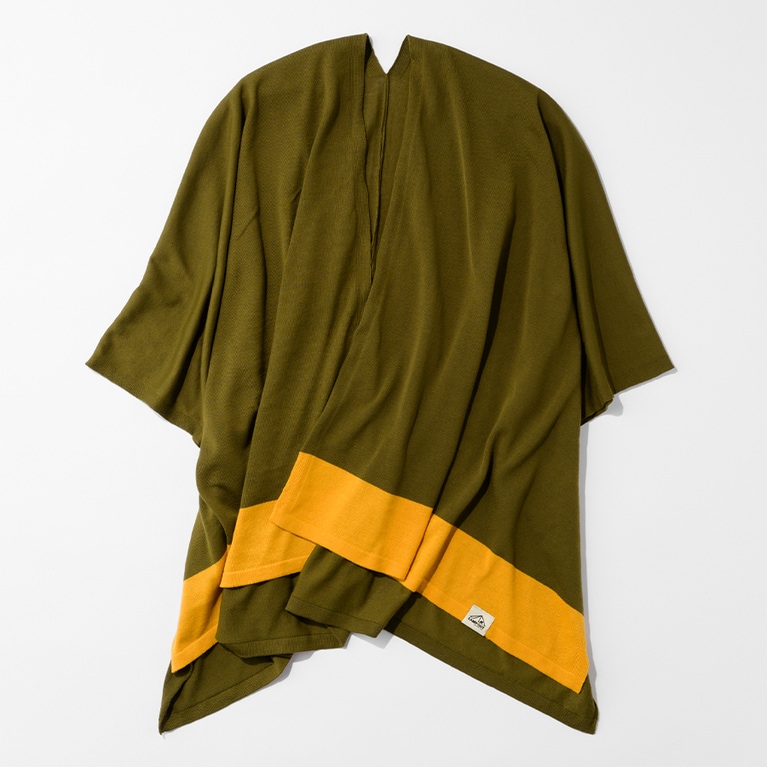 キャンプアウト難燃ニットポンチョ 10,780円。