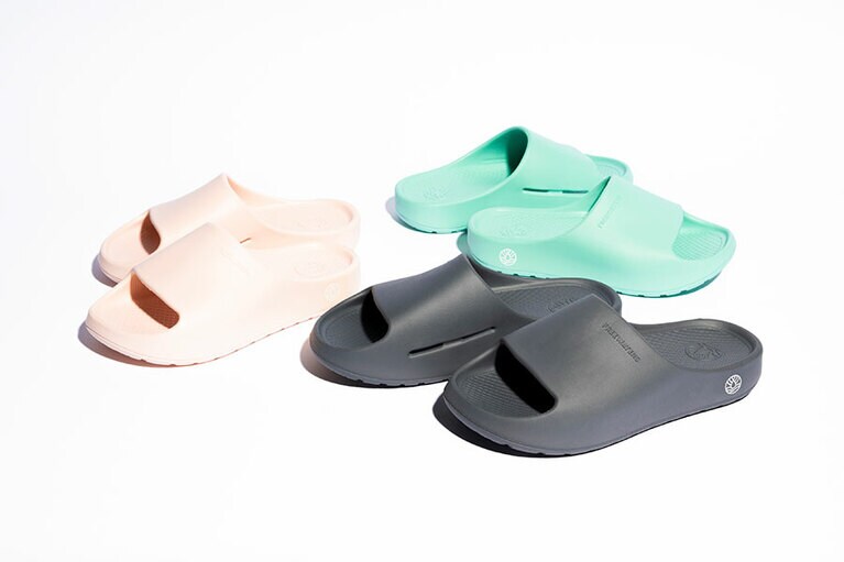 Cloud9 Slide 左から時計回りにBone（6月頭発売予定）、Mint、Grey 7,480円（フリーウォータース／ライクス株式会社）