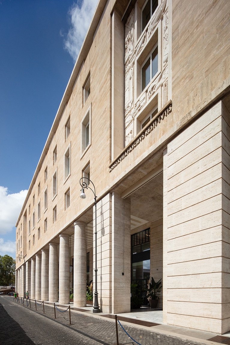 重厚なファサードには1930年代の人気芸術家たちによる壁画やモザイクが。