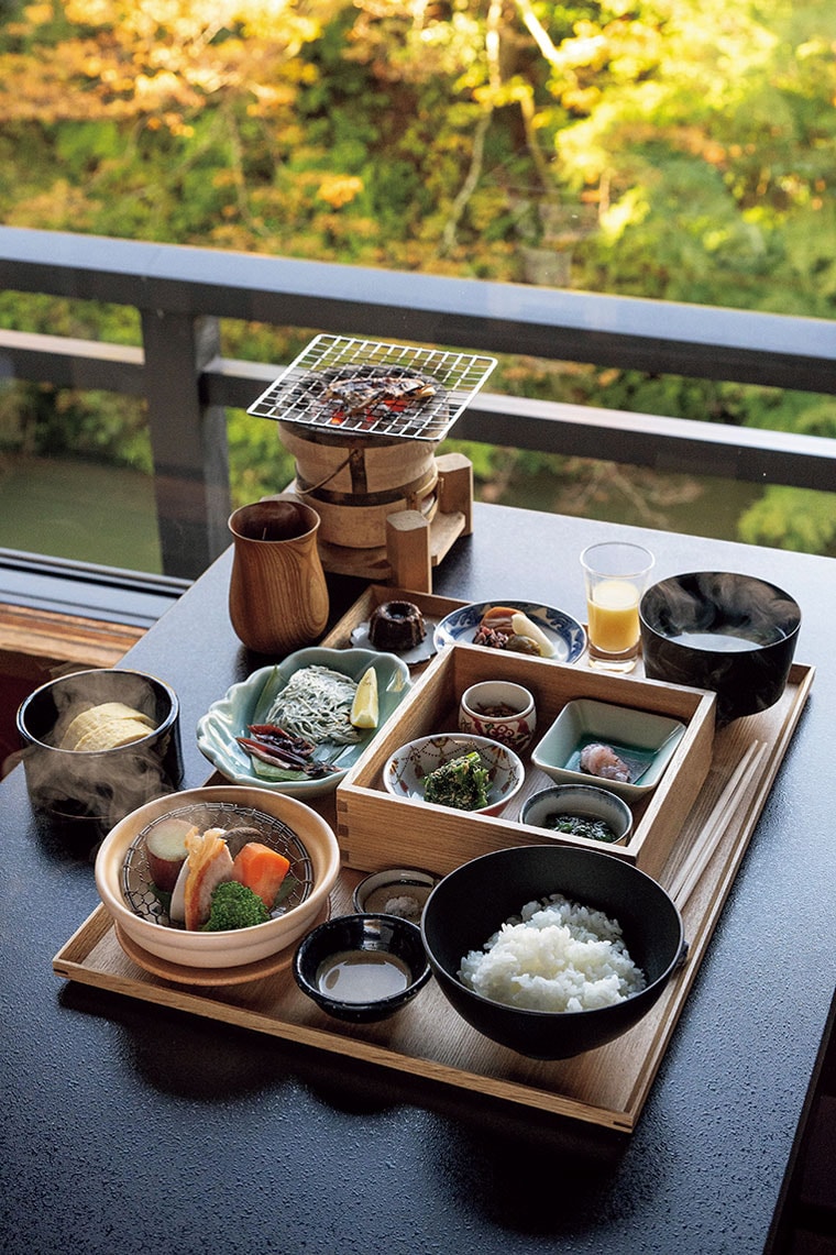 ホタルイカの干物などが付いた北陸の豊かな朝食。
