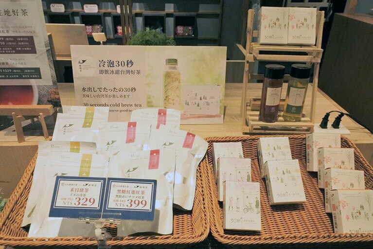 水出しで簡単に楽しめる黒糖ナツメ紅茶。