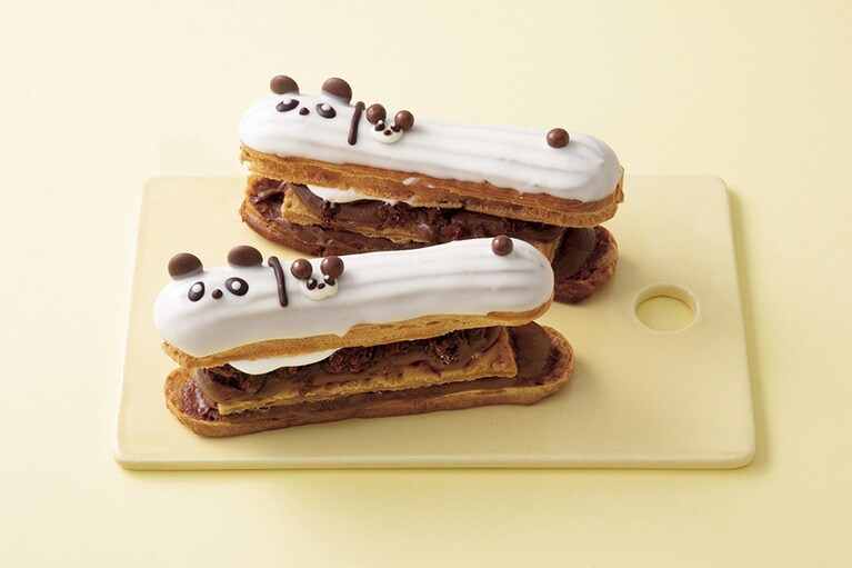 チョコカスタードにカリカリのクランチをサンドした「親子パンダのエクレール」380円(税込)／ドルチェフェリーチェ