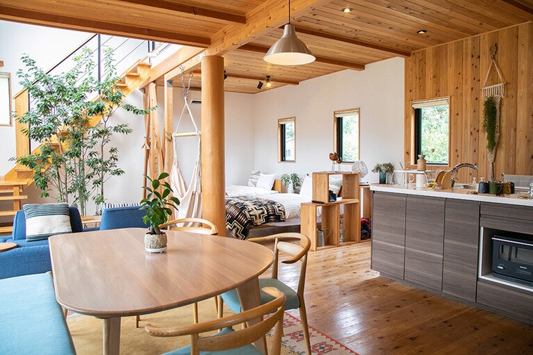 2階建てコテージ。広々としたキッチン＆ダイニングで、のんびり過ごせそう。