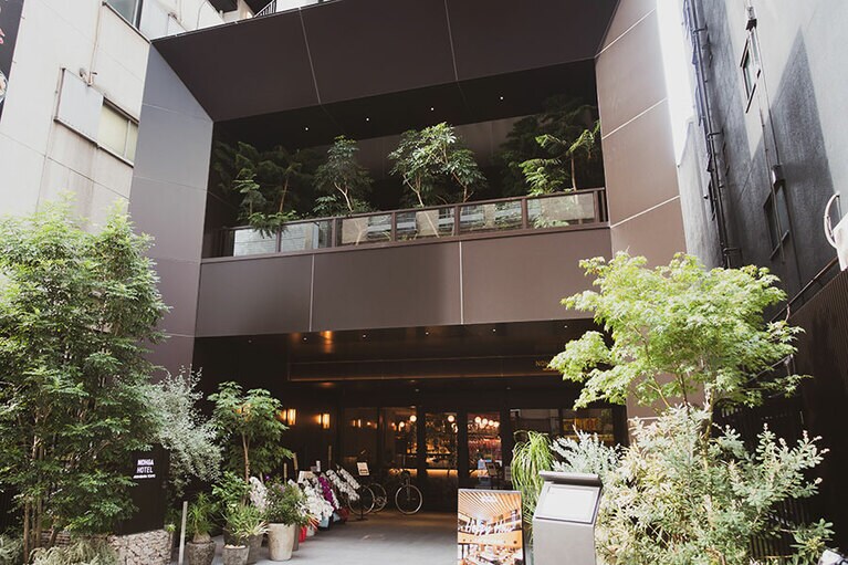 ホテルのファサード。街並みにモダンなスパイスをさりげなく加えています。