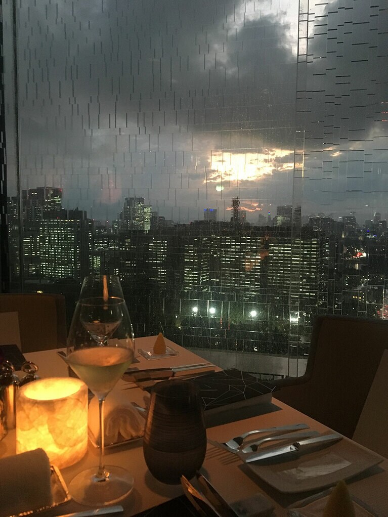 プレイベントにて。席からは東京の夜景が遠くに望め、ムードある雰囲気。ドン ペリニヨンは、類稀な当たり年と言われる「ヴィンテージ2008」を用意。出席した編集部員Mはドンペリ初試飲だったが、余分な酸味や雑味が少なく、その美味しさにびっくり！　素敵な音楽と一緒なら、よりグラスが進む。