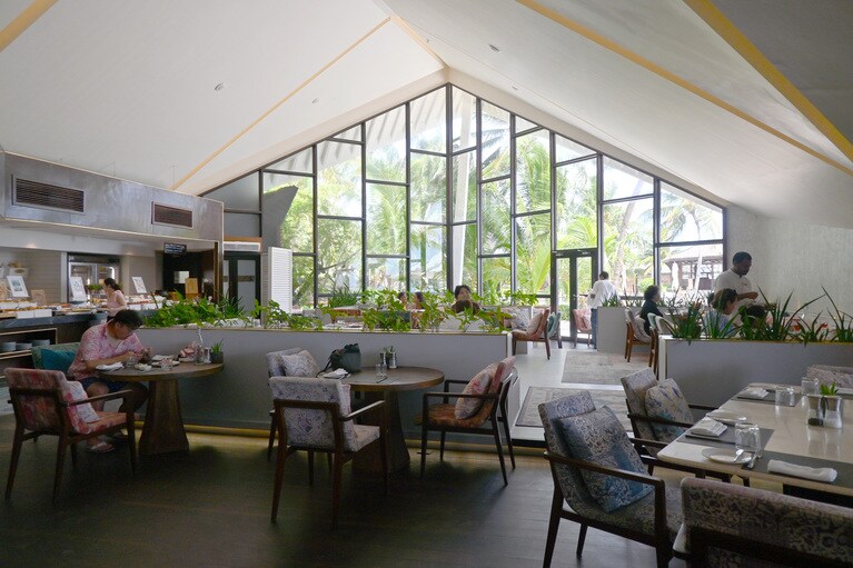 インド料理や中華料理、西洋料理など、バラエティ豊かな料理が並ぶオールデイダイニング。