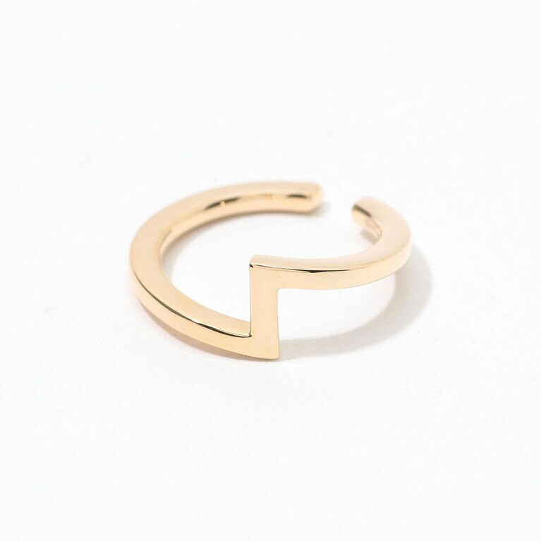Z Ear Cuff Ring（トゥモローランド別注） 48,400円／hirotaka