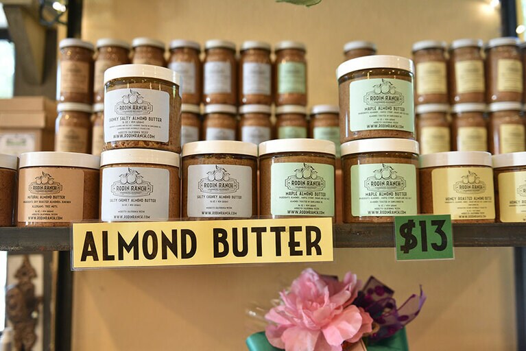 生アーモンドを砕いて造られたアーモンドバターを発見！