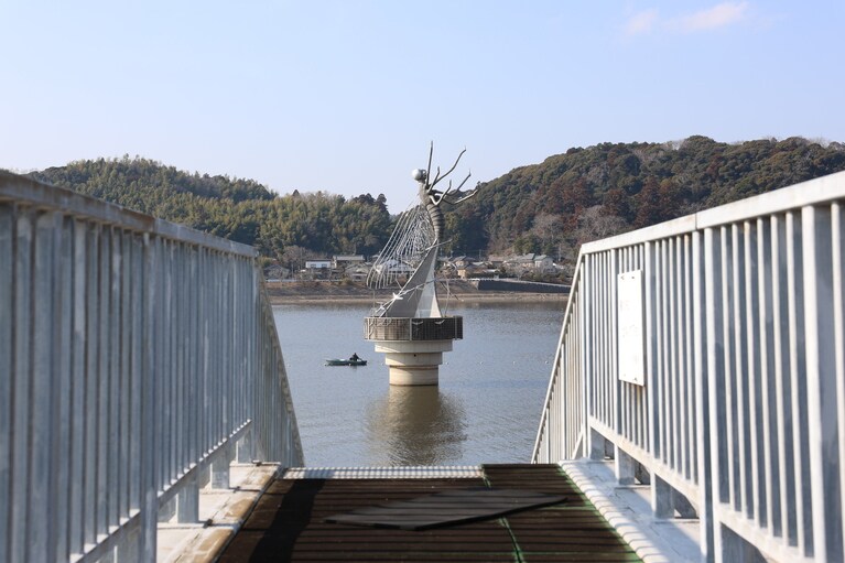 重村三雄「生命の星（やませみ）、かげろう、湖の祭り」。高滝湖上に、ダム建設によって失われた生命が復活するという「生命の循環」をキーワードに制作した水上彫刻を配置している。写真はかげろう。