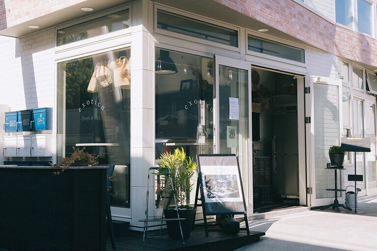 明るい光が差し込むお店。全面ガラス張りが目印。