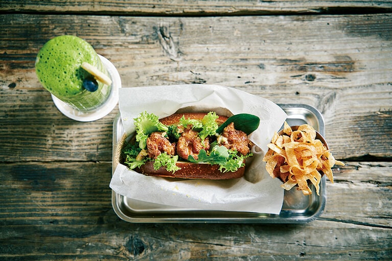 左：ケール＆トロピカルジュース 230元、右：フライドチキンサンドウィッチ 400元。