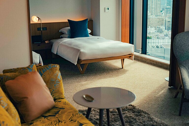 ミッドセンチュリーテイストの客室。