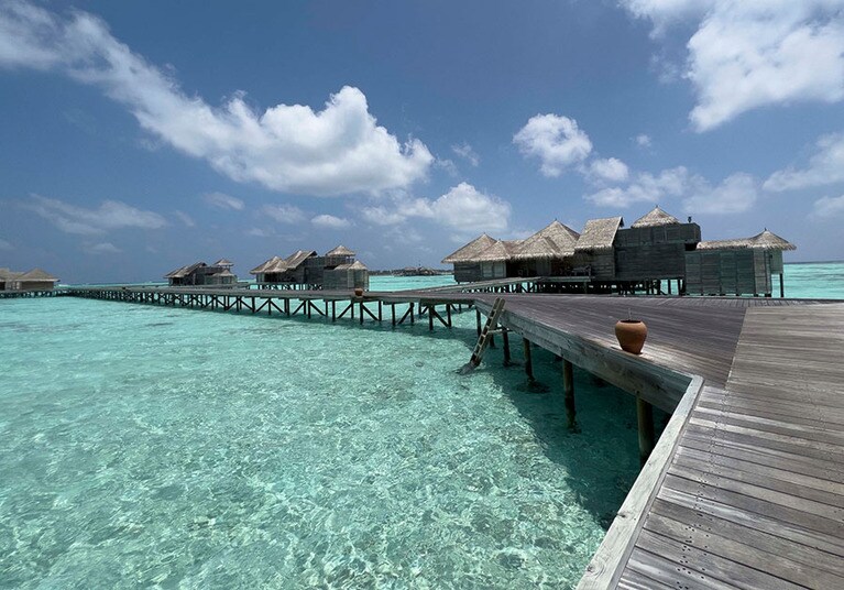 客室棟までは長〜いボードウォークを通って移動するか、沖合までボートで行くというスタイル。