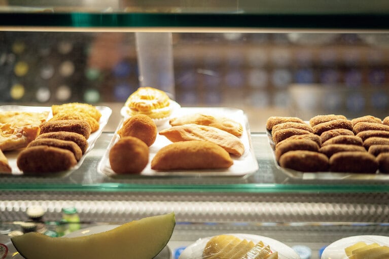 コロッケなどの揚げもの（3ユーロ前後）とコーヒーを合わせるのがポルトガル流の軽食スタイル。