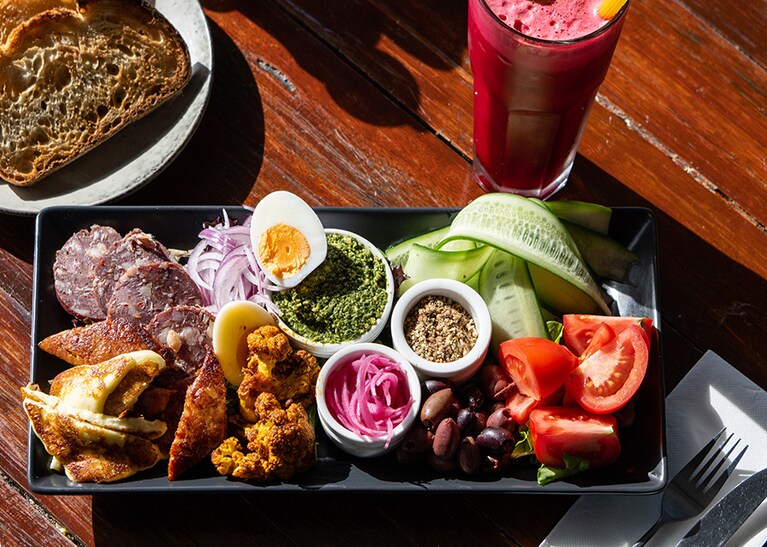 ブッシュフードをたっぷり味わえる〈Wild Country Platter〉AUD26。