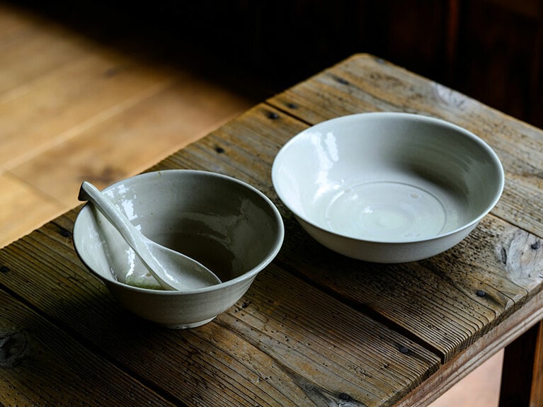 万能に使えるシンプルなうつわは、手のひらで触った感じの相性を確かめて。