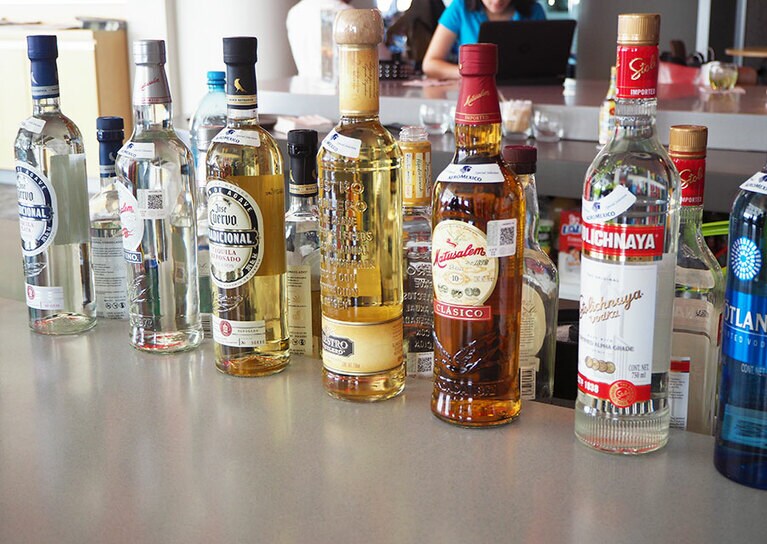 メキシコ・シティ空港のアエロメヒコ航空のビジネスラウンジでは、さまざまな種類のテキーラを試すことができる。