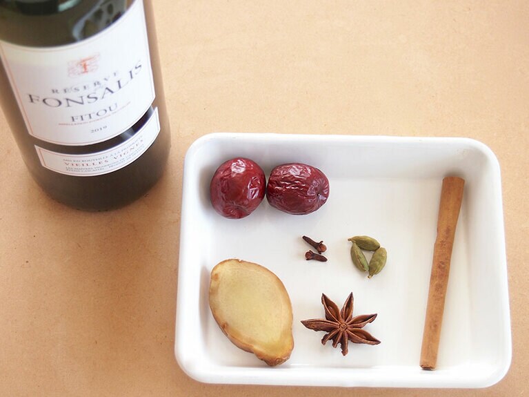 材料(4人前)／・赤ワイン：300ml ・水：300ml ・生姜：10g ・なつめ：2個、［A］ ・シナモンスティック：1本 ・スターアニス：1個 ・クローブ：2個 ・カルダモン：3個。