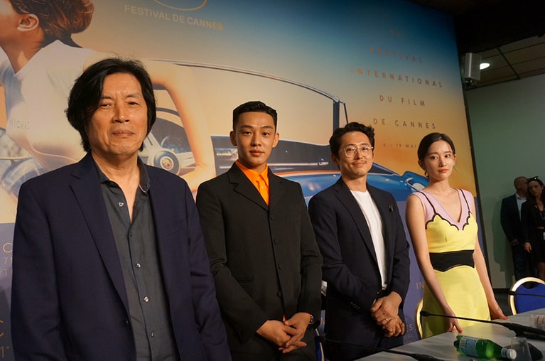 『バーニング』公式会見での、イ・チャンドン監督、ユ・アイン、スティーブン・ユァン、新人でヒロインに抜擢されたチョン・ジョンソ。