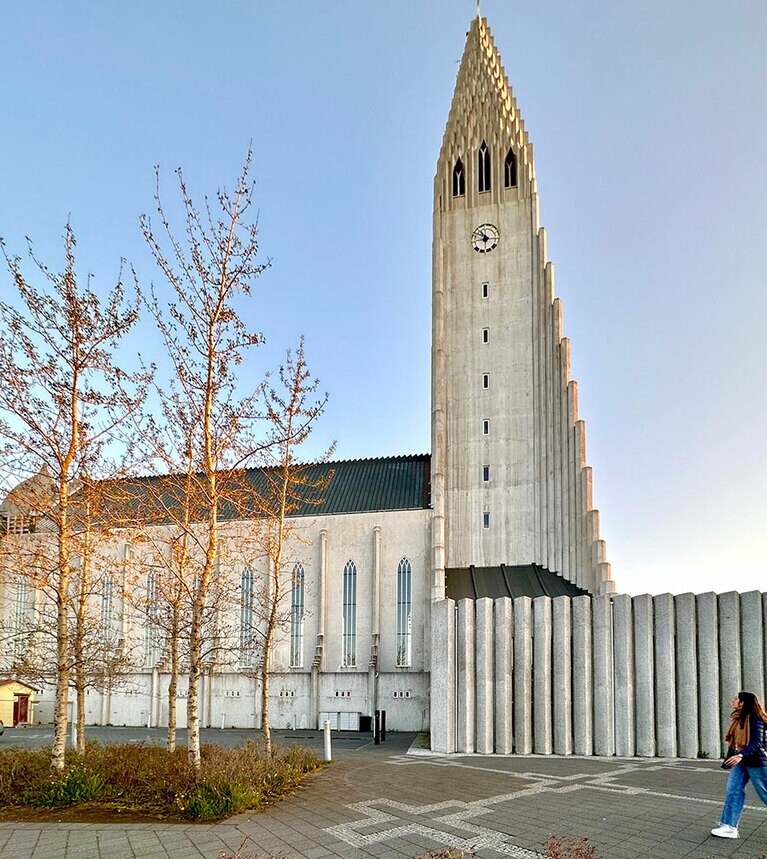 横から見た教会。コンクリートの柱が並ぶ。