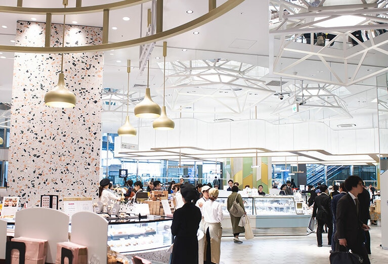 地下2階～1階がフードフロア。最新スイーツやデリの店が並びます。