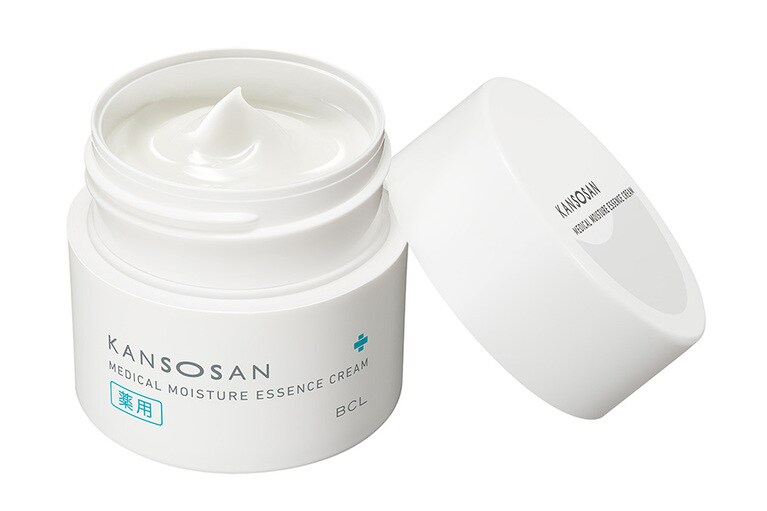 ナイアシンアミドやグリチルリチン酸ジカリウムなどの有効成分が、メラニンの生成を抑えシミ・そばかすを防ぎ、気になるシワもケア。しっとり美肌へと導く。「乾燥さん 薬用しっとりクリーム」［医薬部外品］50g 1,760円／BCL