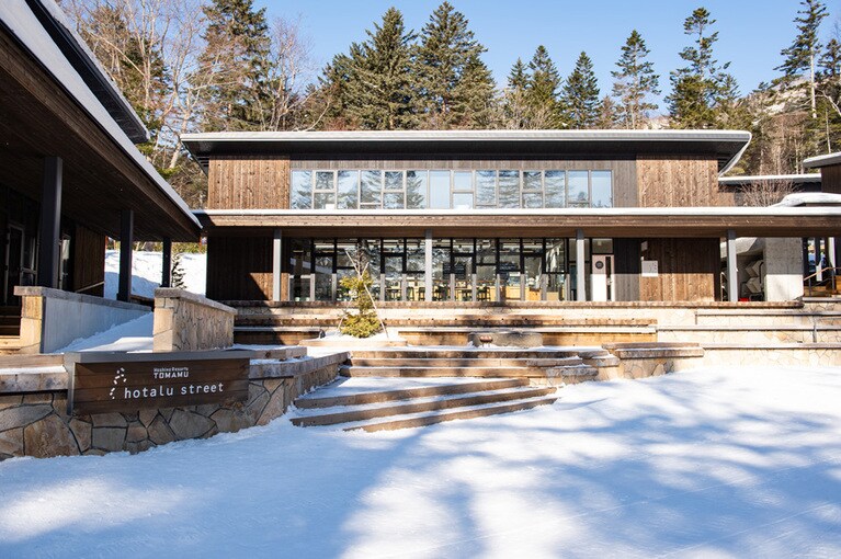 「海鮮こぼれフェス」は、「リゾナーレ　トマム」から徒歩約5分、日本初のスキーイン・スキーアウトのヴィレッジ「ホタルストリート」の「Cafe&barつきの」で開催中。