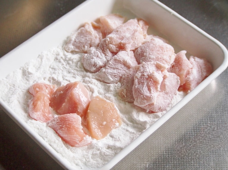 （2）の鶏肉に米粉をまぶす。