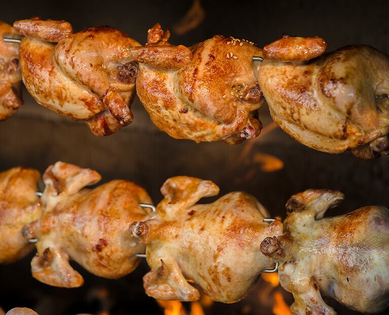 ロースターはガラス張りで、鶏が焼ける様子が外から見える。3人で2羽がおすすめ。