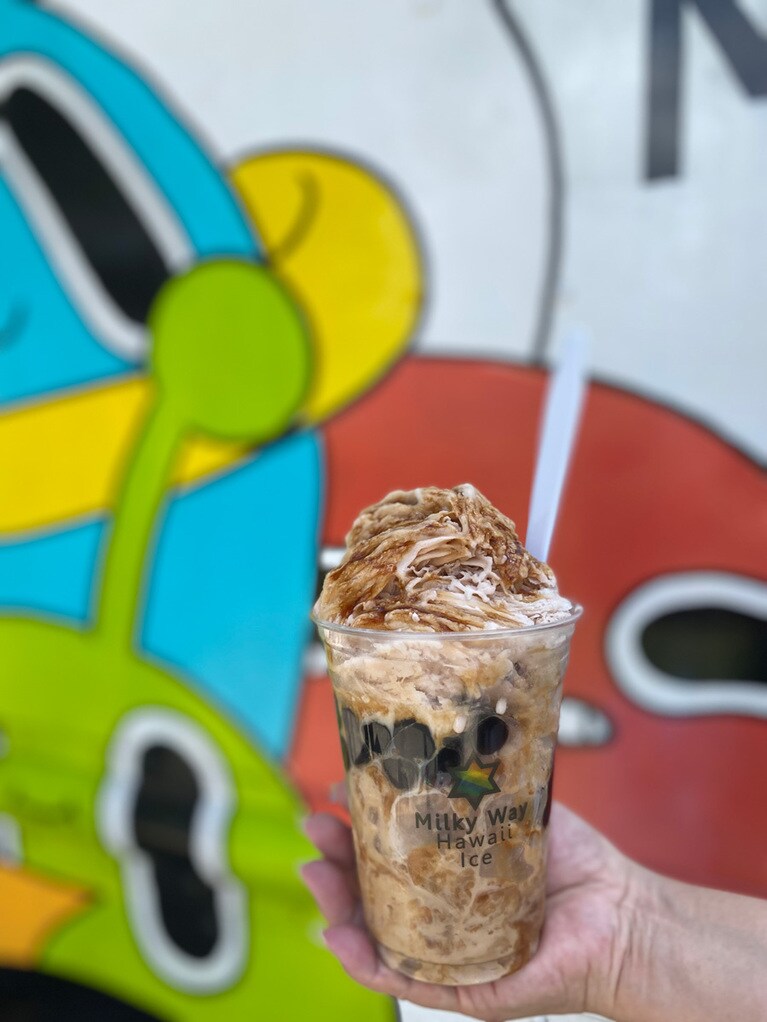 ミルクティーとシェイブで挟むタピオカ。なのにもちもち〜。6ドル。