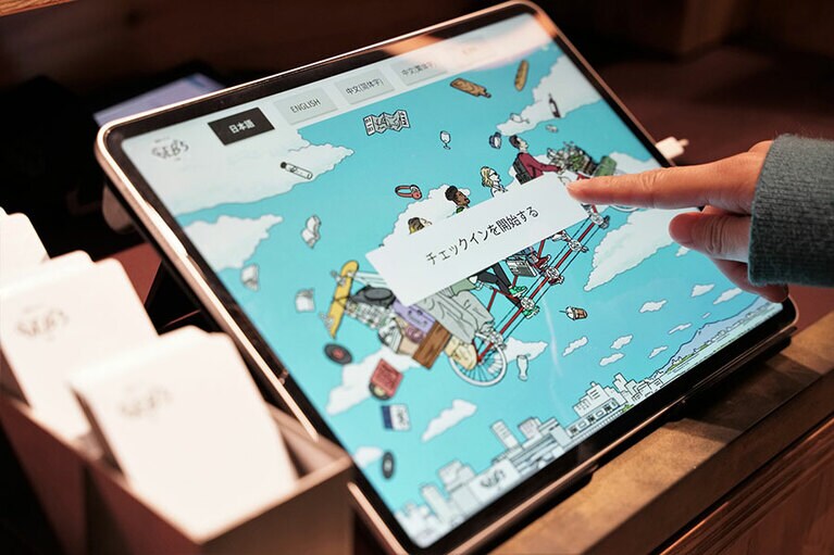 チェックインは、事前に発行されたQRコードや予約番号でスムーズに。